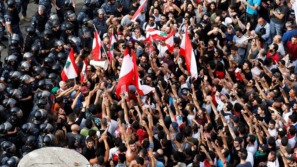 مراسلنا في لبنان: سقوط قتيل وإصابة 7 في مواجهات بين المتظاهرين ومرافقي النائب السابق مصباح الأحدب