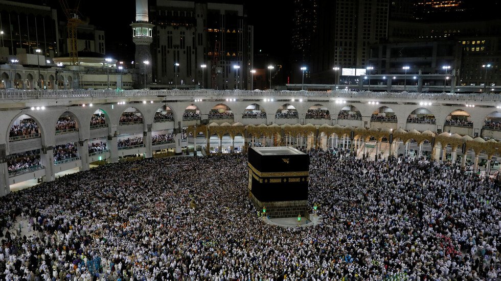 مسؤول: السلطات السعودية تدرس إلغاء شرط المحرم للراغبات في أداء العمرة