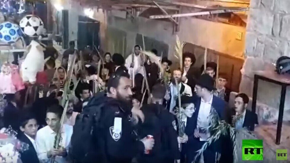اليهود الحريديم يحملون سعف النخيل احتفالا بعيد العُرَش ويؤدون شعائر دينية عند أبواب المسجد الأقصى