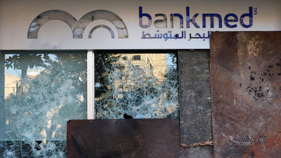 البنوك اللبنانية مغلقة الاثنين بسبب الاحتجاجات