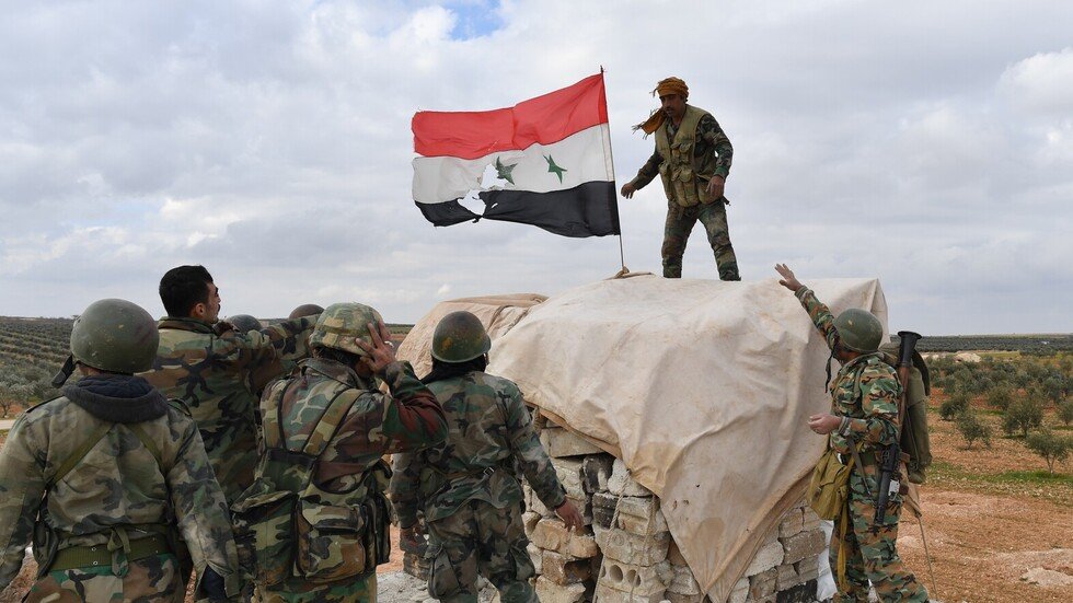 مصدر ميداني: أرتال للجيش السوري تتجه إلى شرق الفرات للانتشار في ريف الحسكة
