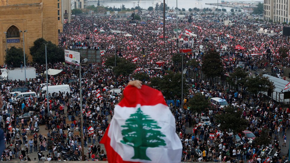 لبنان.. محتجون ضد الضرائب يهتفون لأردوغان!
