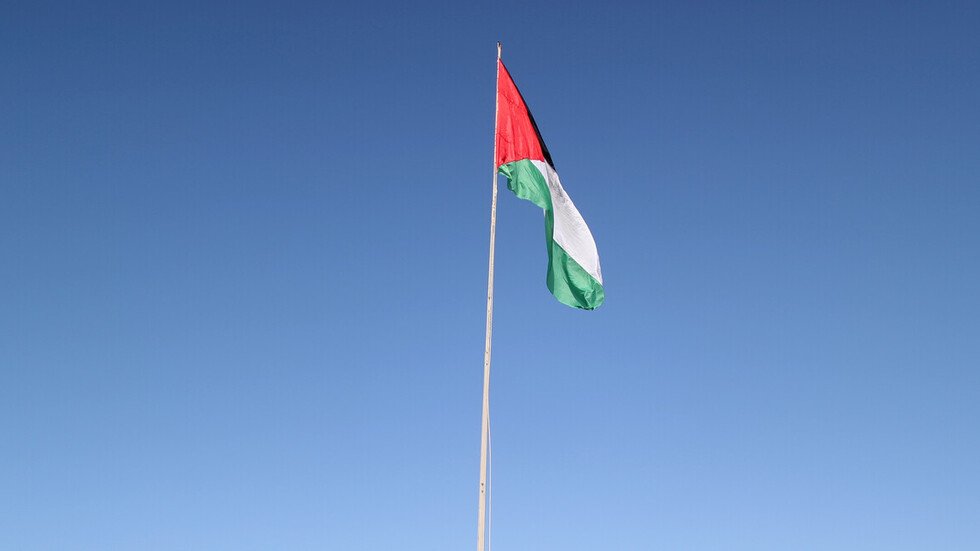 القضاء يحظر عشرات المواقع الإلكترونية في فلسطين والحكومة تطالب بالتراجع عن القرار
