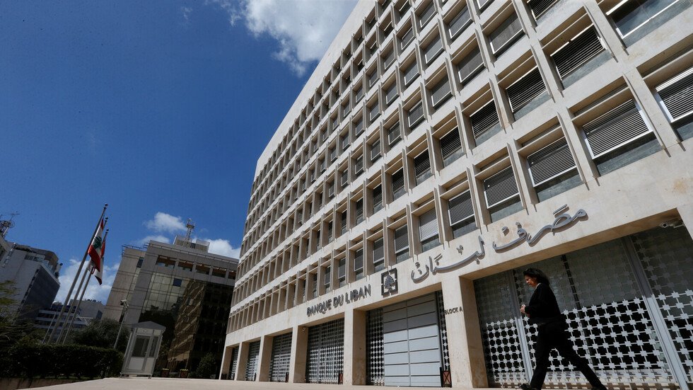 المحتجون يقطعون الطريق أمام مصرف لبنان في العاصمة بيروت
