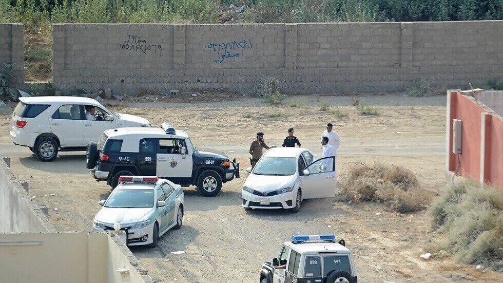 سعودي يطلق النار بشكل جنوني في حي سكني (فيديو)