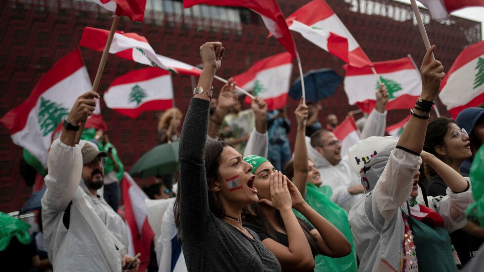 احتجاجات لبنان في يومها التاسع.. هل بدأ 