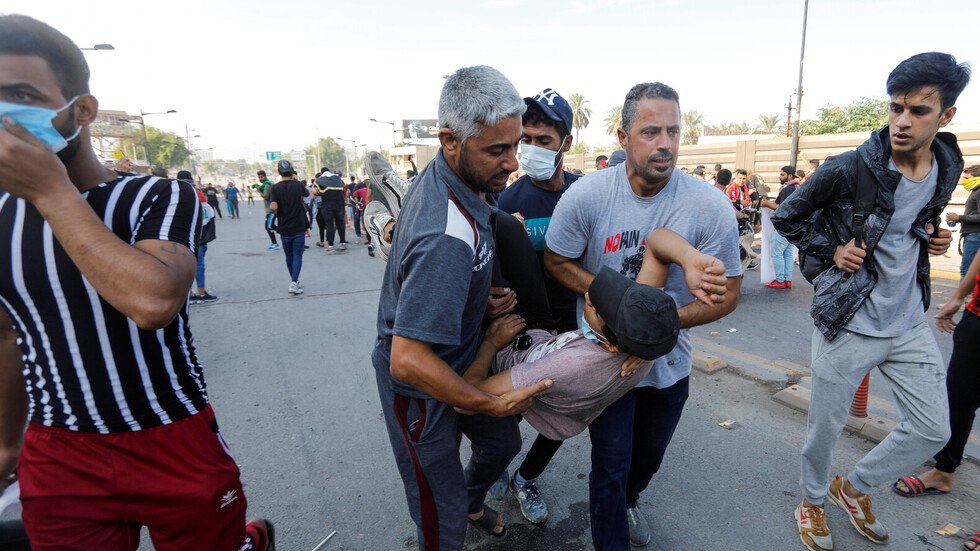 العراق.. الأمن يستخدم الغاز المسيل للدموع على أبواب المنطقة الخضراء
