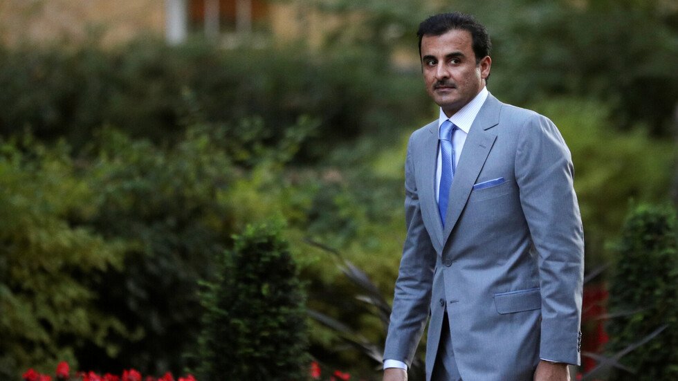 مواقع التواصل تنشغل بفيديو سماع أمير قطر للنشيد الوطني البحريني