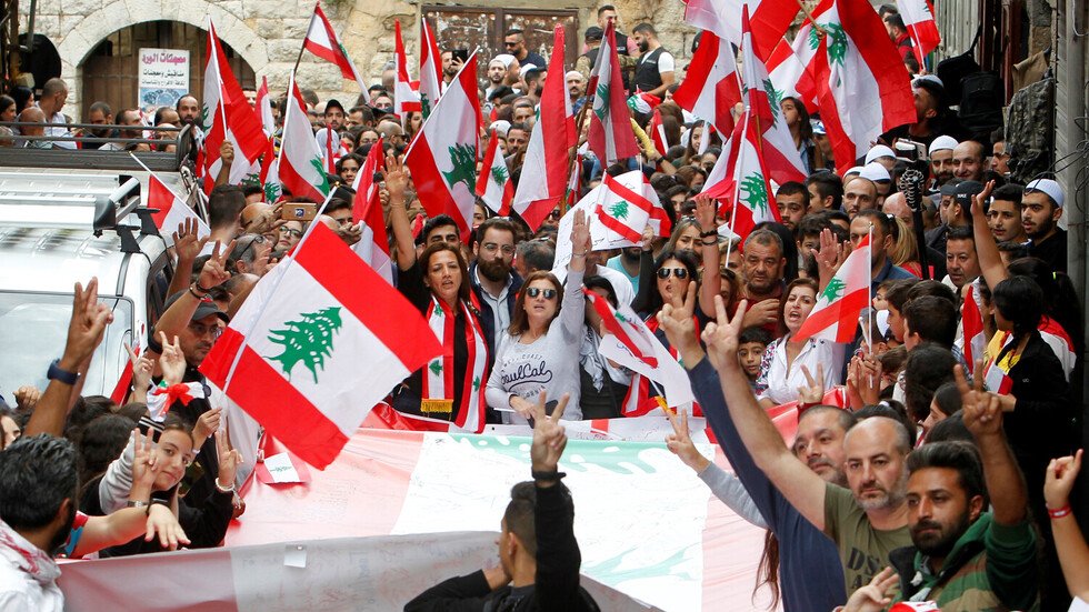 "يديعوت أحرونوت" تثير جدلا واسعا بصورة نشرتها لمتظاهرة لبنانية