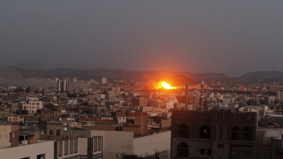مراسلنا: انفجار عنيف يهز مدينة عتق جنوب اليمن أثناء تواجد عدد من الوزراء منهم وزيرا الداخلية والنقل