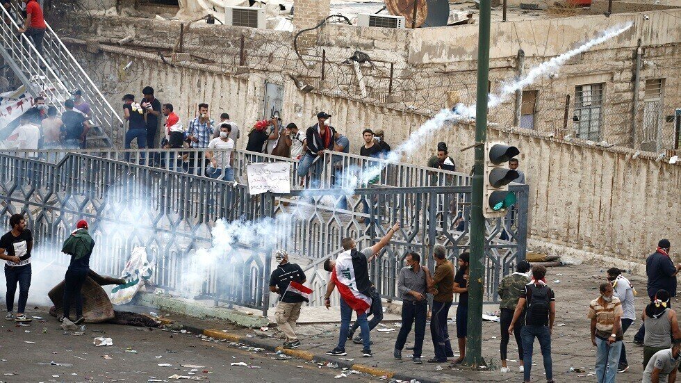 مراسلنا: عمليات كر وفر بين المتظاهرين والأمن في ساحة التحرير وسط بغداد