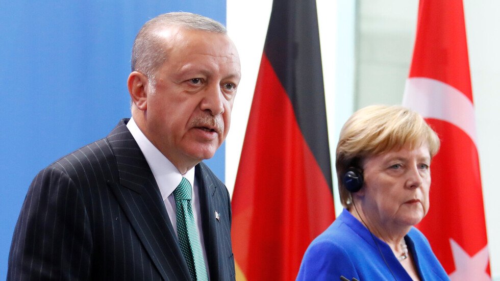 أردوغان وميركل يبحثان تطورات الأوضاع شمال شرق سوريا  