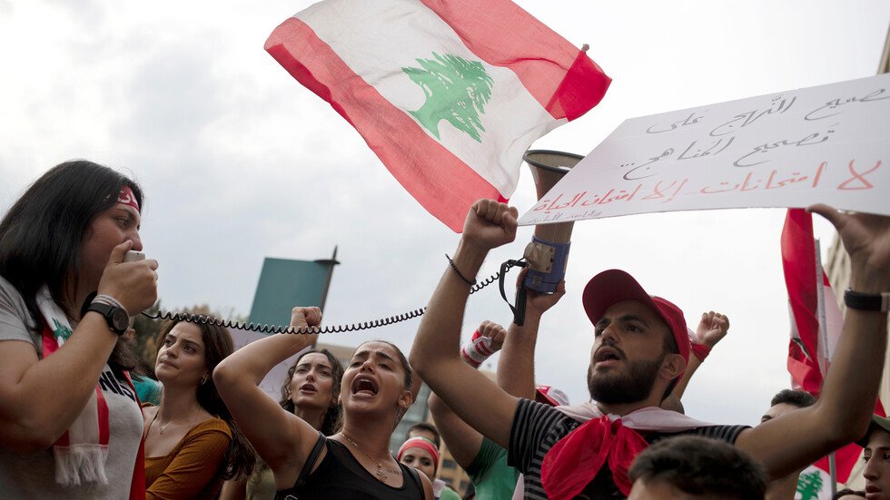 لبنان.. المحتجون يعتصمون أمام منزل وزير الاتصالات في بيروت