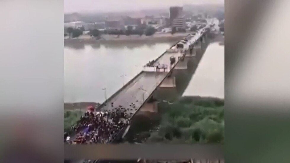 العراق.. محتجون عراقيون فوق جبل أحد يسلمون على رجال مكافحة الشغب