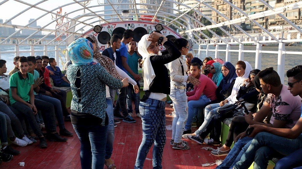 باحثة سياسية لـ RT: فرض غرامة على الملابس غير المحتشمة في مصر يتعارض مع مدنية الدولة