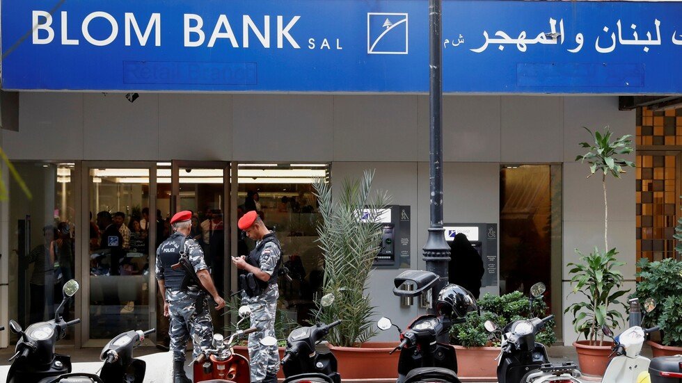 لبنان.. هل ستفرض قيود على سحب الودائع من المصارف؟