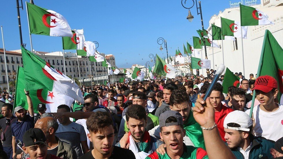 في ذكرى اندلاع "ثورة المليون شهيد".. إليزابيث الثانية تهنئ وماكرون يحيي الشعب الجزائري