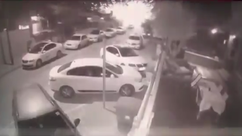 شاهد.. صاروخ يصيب منزلا بشكل مباشر في مدينة سديروت الإسرائيلية