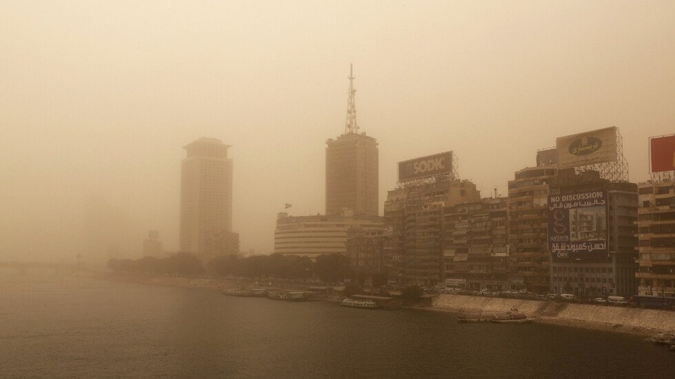 "نوة المكنسة" تتوجه نحو مصر.. والسلطات تحذر