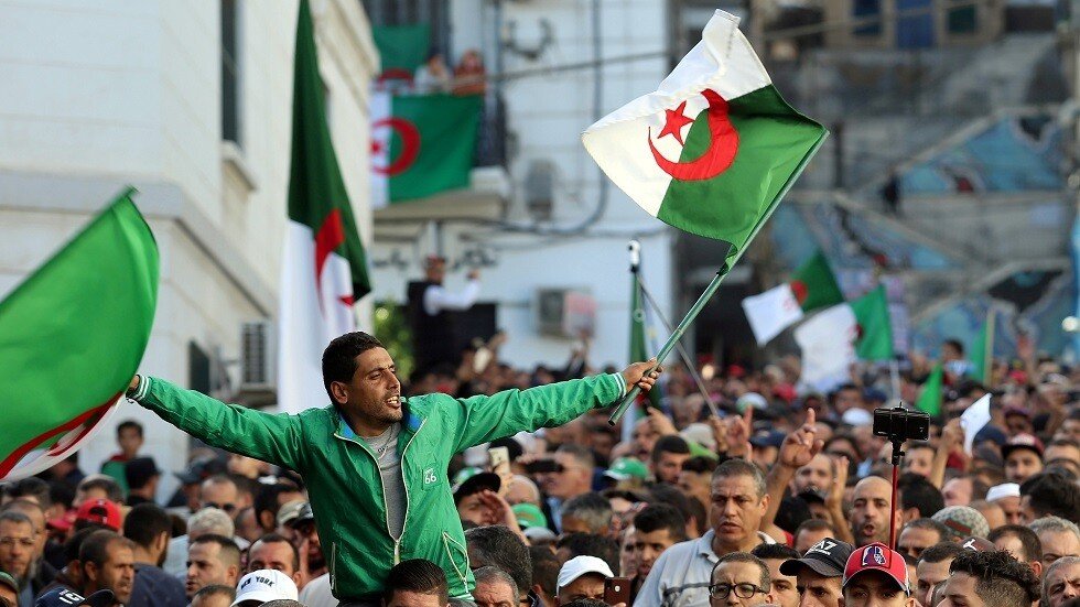آلاف الجزائريين يتظاهرون في الجمعة الـ38 (صور + فيديو)