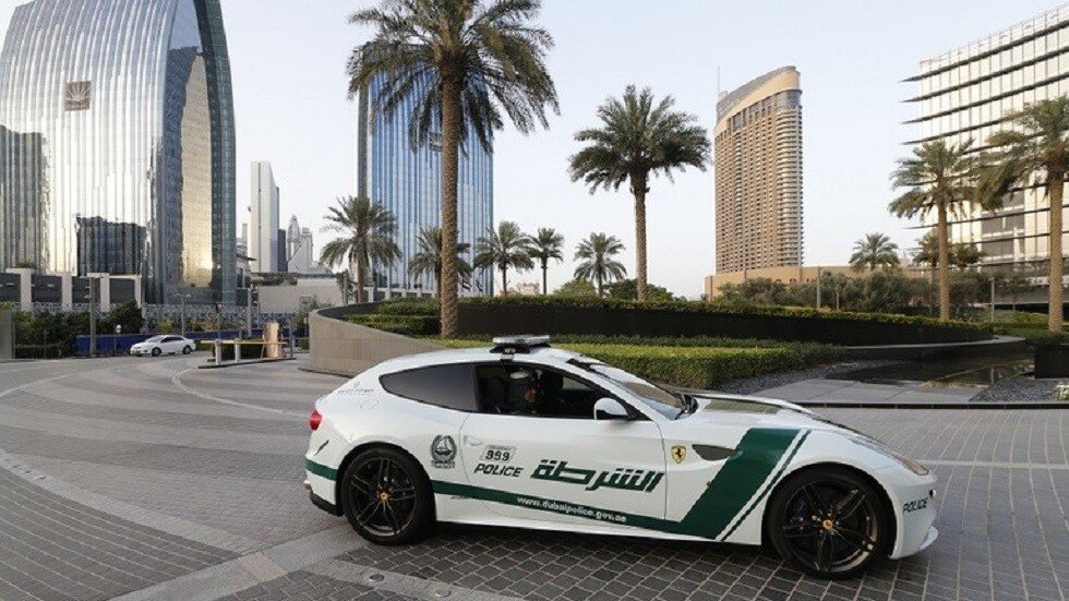 ربة منزل تبلغ شرطة دبي عن "رجل عار" في منزلها