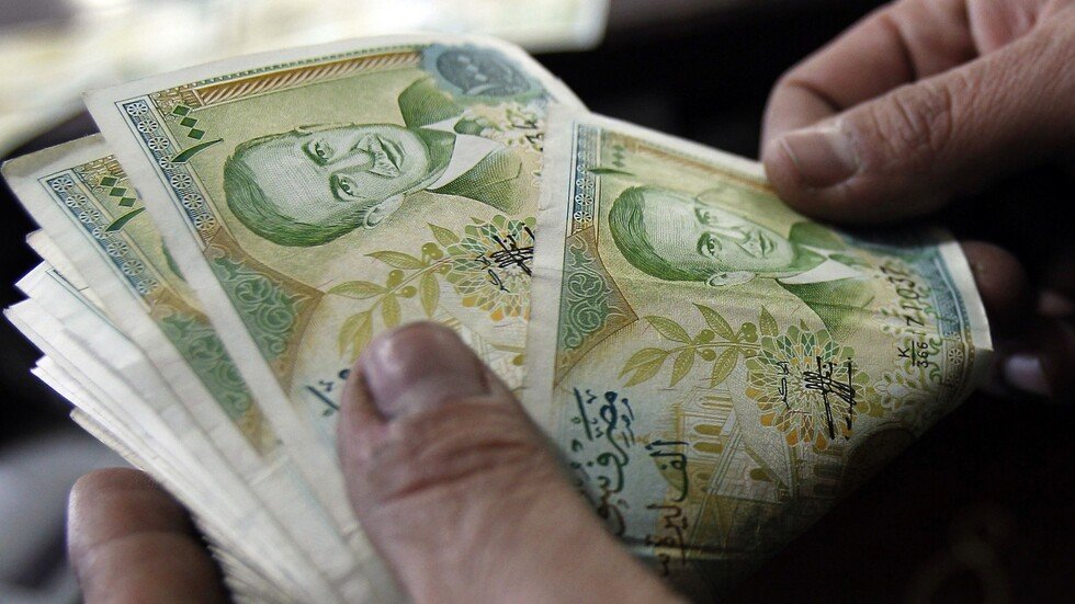 الليرة السورية تسجل مستويات متدنية قياسية وتخالف التوقعات
