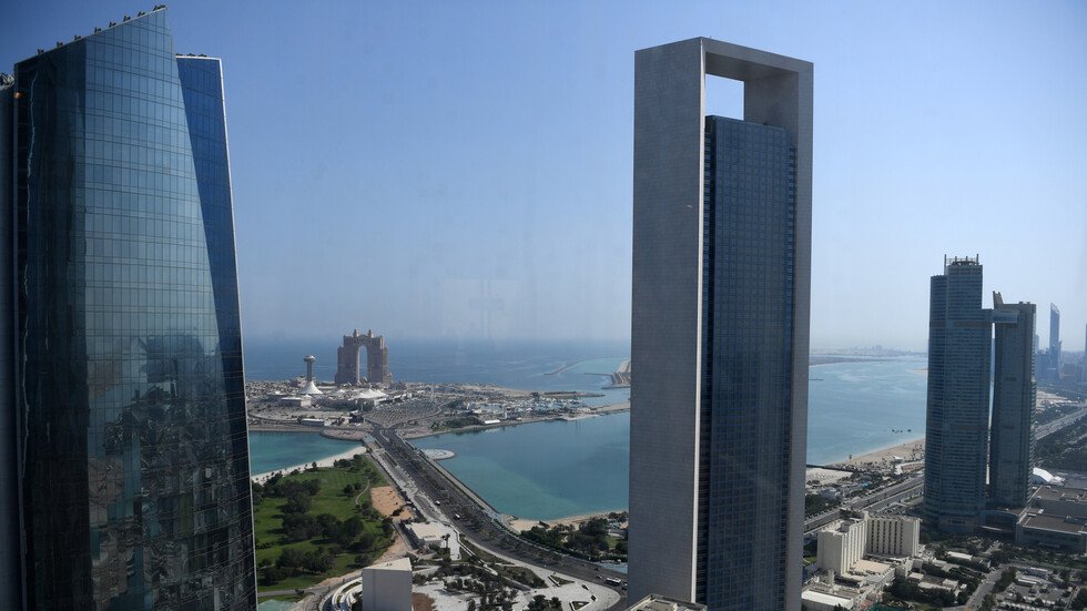 أكاديمي إماراتي يتنبأ بـ"حل قريب" للأزمة الخليجية