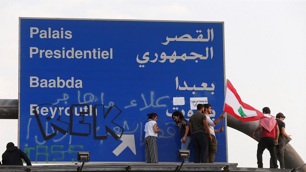 المحتجون ينصبون خياما للمبيت على طريق القصر الجمهوري في بيروت