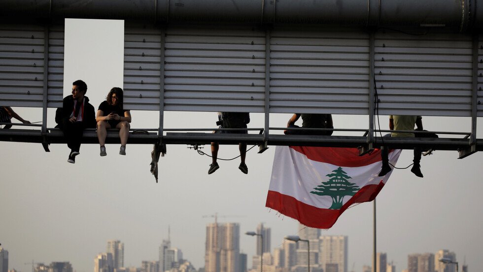 محتجون يغلقون مدخلي بيروت الشمالي والجنوبي