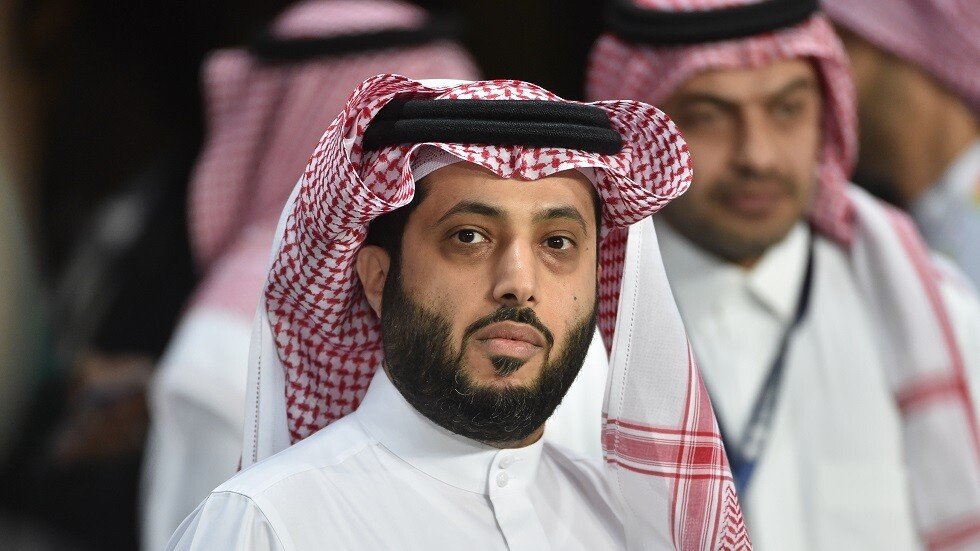 آل الشيخ: ميسي لم يجد شيئا يوقع عليه فوقع لمعجب على ثوبه! (صورة)