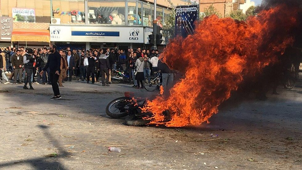 السلطات الإيرانية تعلن تعطيل المدارس في عدد من مناطق البلاد على خلفية استمرار الاحتجاجات