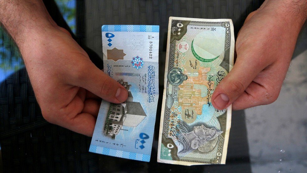 لا بيع ولا شراء للدولار.. خبير يكشف عن أسباب انهيار الليرة السورية