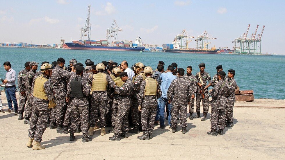قناة "المسيرة": ضبط 3 سفن إحداها سعودية على بعد 3 أميال من جزيرة عقبان اليمنية