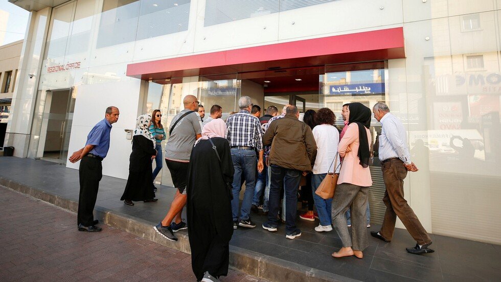 لبنان.. طوابير أمام المصارف بعد إعادة فتحها