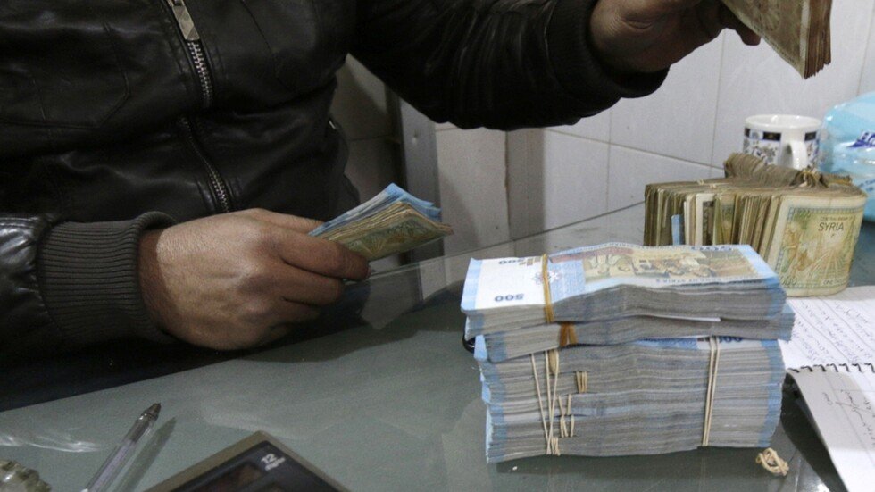 الليرة السورية تواصل الانخفاض في السوق السوداء
