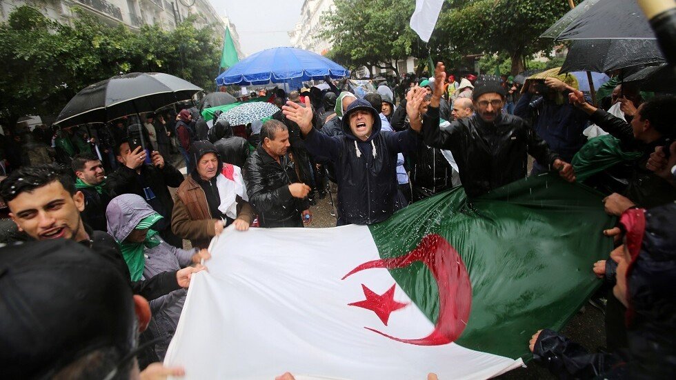 الجزائر.. محكمة تقضي بسجن 4 محتجين لـ 
