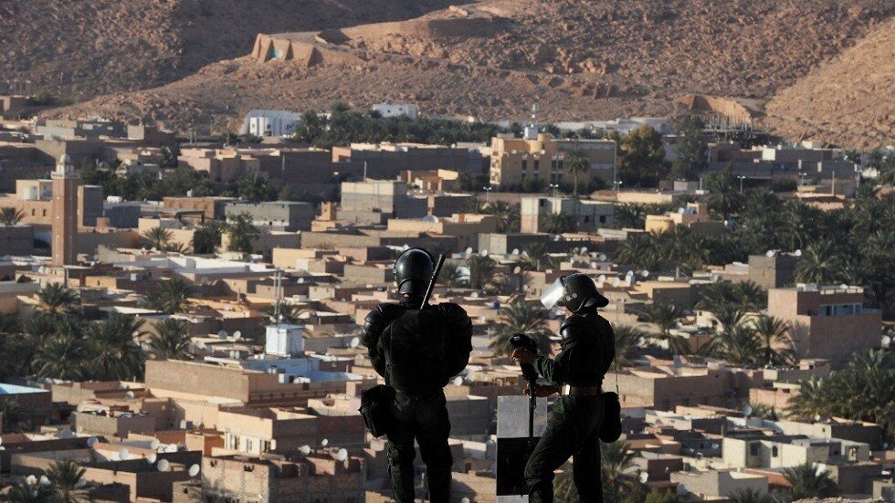 الجزائر.. توقيف شخص هدد رافضي الانتخابات بسلاح كلاشنيكوف (فيديو)