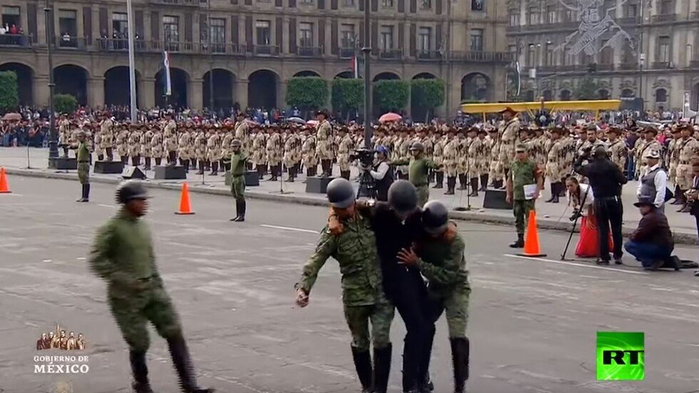 عروض فاشلة بالخيول في عرض عسكري