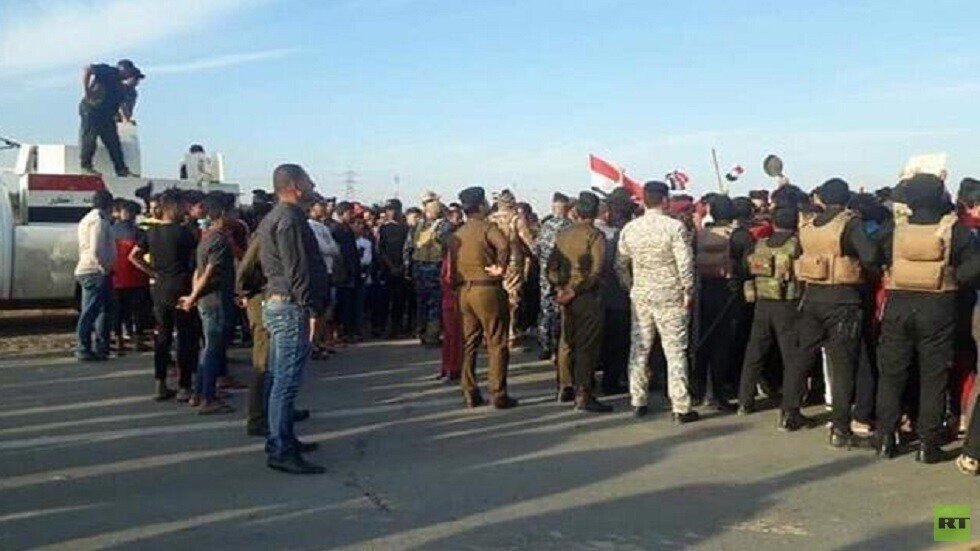 مراسلنا: محتجون يغلقون طريقا مؤديا إلى حقل نفطي جنوبي العراق