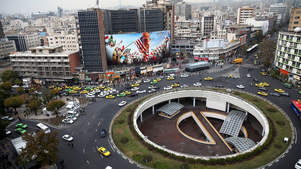 وزير الاتصالات الإيراني يعتذر عن قطع الإنترنت