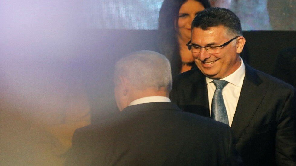 "يديعوت أحرونوت": رجال الملك بيبي ممن يشكلون الدائرة المقربة منه وراء القضايا الجنائية المثارة ضده