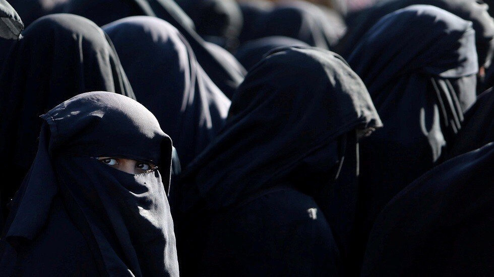 ألمانيا تستعيد داعشية مفترضة مع أطفالها الـ3