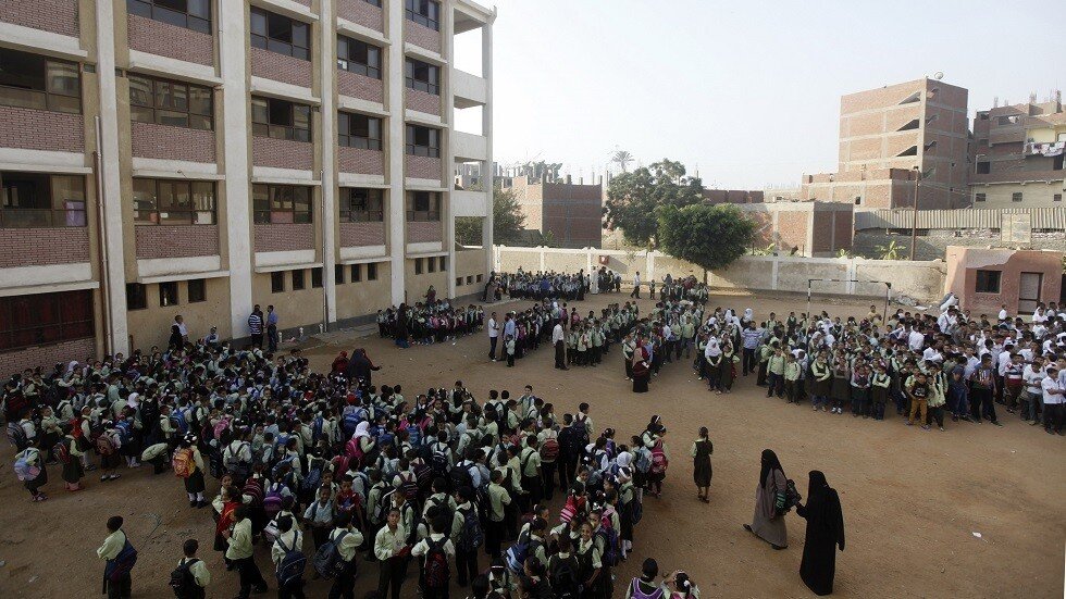 مصر.. ضوابط جديدة لأزياء المعلمين وأخرى لمكياج المعلمات