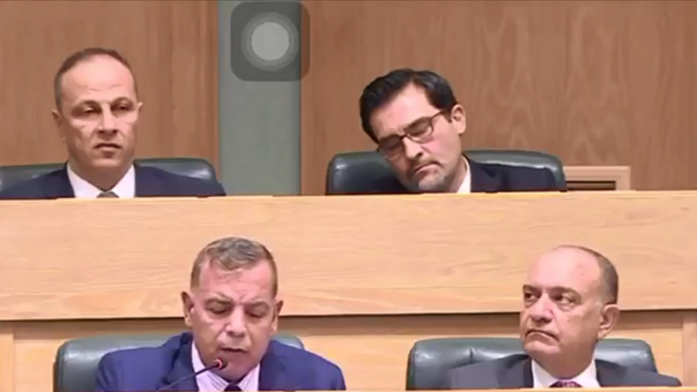 الأردن: وزير النقل لم يكن نائما في جلسة مجلس النواب (فيديو)