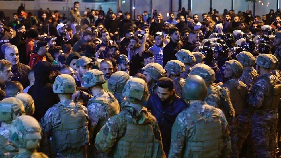 من سانتياغو إلى بيروت وبغداد.. سر الاحتجاجات
