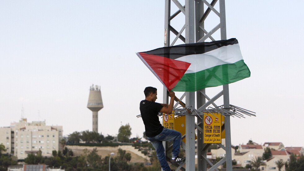 السلطة الفلسطينية تدعو العالم للوقوف ضد قرار إسرائيل وقف تسليم جثمان منفذي العمليات