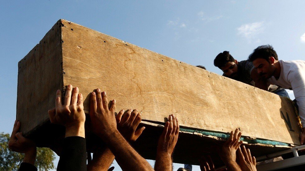 أ ف ب: آلاف الأشخاص يخرجون في مواكب تشييع رغم حظر التجول في جنوب العراق