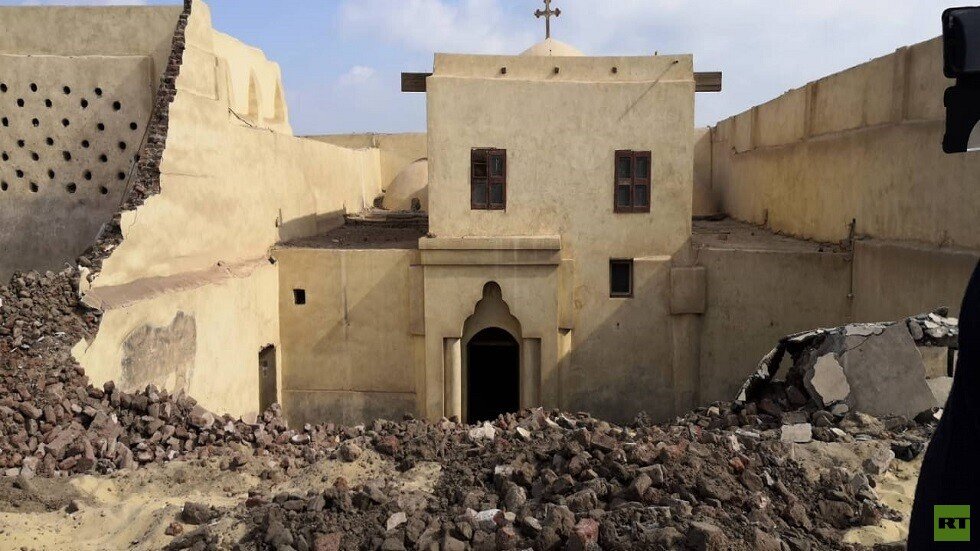 مصرع 3 أشخاص بانهيار جدار كنيسة أثرية في مصر (صور)