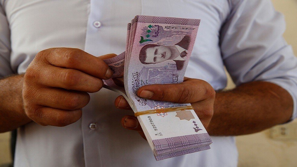 تراجع الليرة السورية يكسر حاجزا جديدا والمركزي يؤكد أن السعر مستقر
