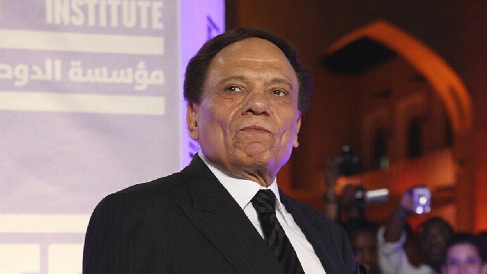 فيديو نادر.. عادل إمام يقتحم زفاف أحمد حلمي ويبعده ليرقص مع منى زكي